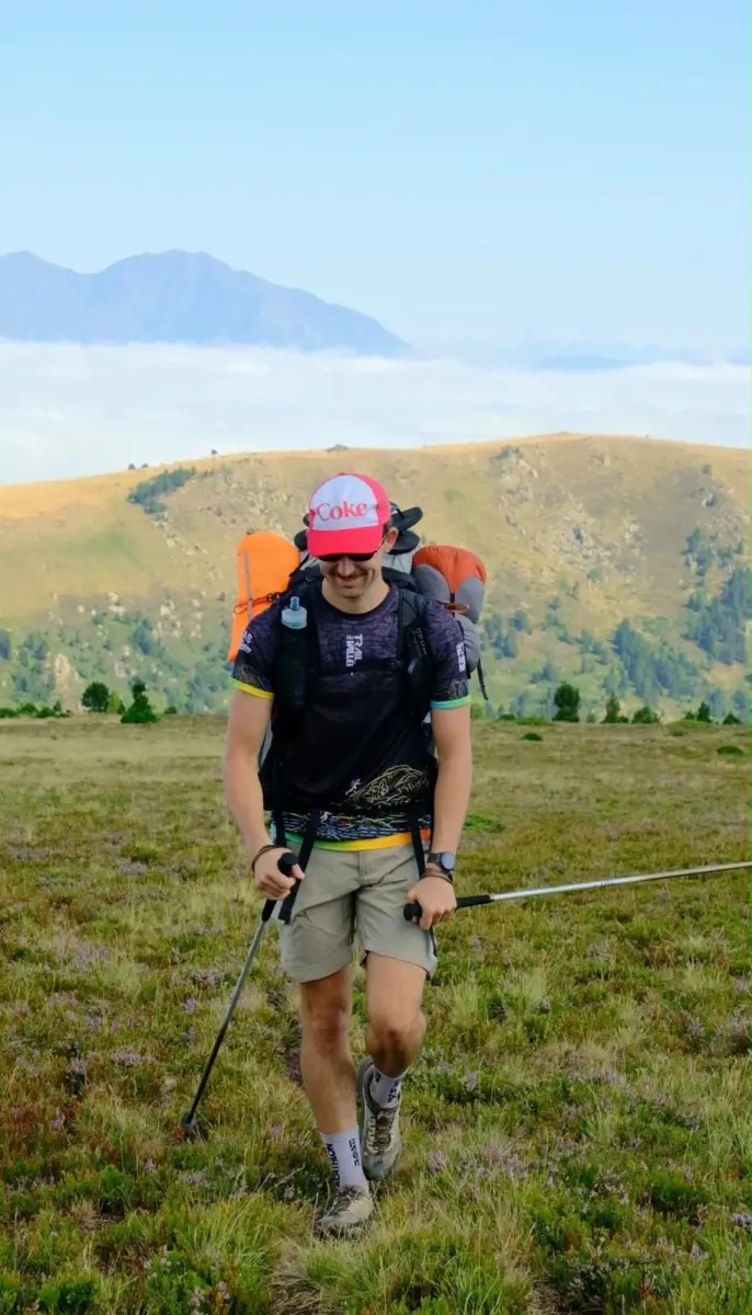 Charles Ploteau, consultant SEO indépendant en Ariège, en randonnée dans les Pyrénées ariégeoises